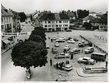 Ford-Ausstellung in Bulle: Im Gründungsjahr 1958 sind Autopräsentationen zwar einfach, aber dennoch ist die Modellpalette der Ford Motor Company (Switzerland) SA schon damals äusserst vielseitig. Damals spielten die US-Modelle noch eine tragende Rolle.